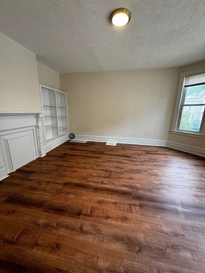 214 Brown Ave - Photo 3 of 32