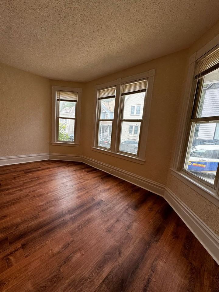 214 Brown Ave - Photo 4 of 32