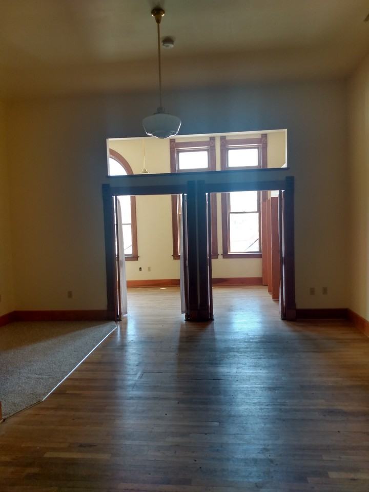 129 2nd Ave Ne #A - Photo 2 of 4