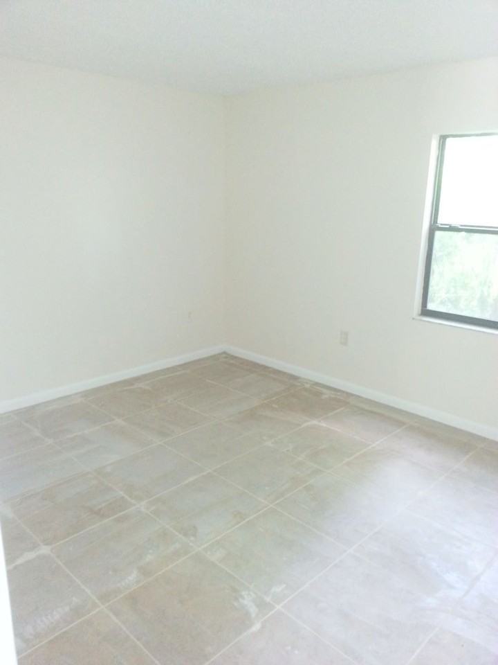 927 N Iowa Ave - Photo 3 of 6