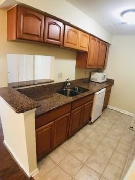 1647 Carriage House Ter #A - Photo 4 of 8