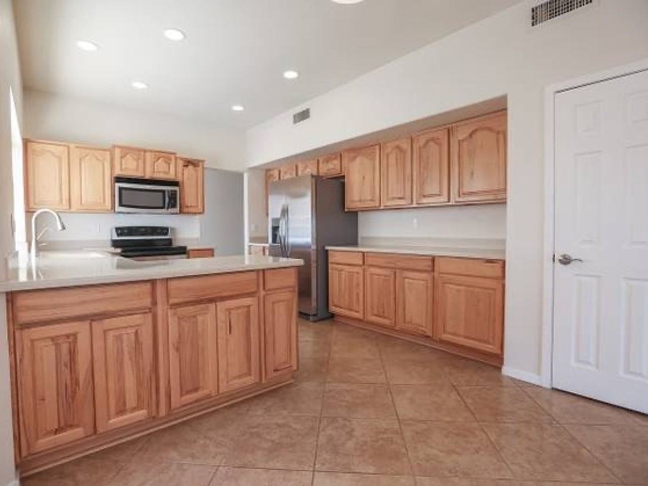 15404 S 13th Ave - Photo 3 of 20