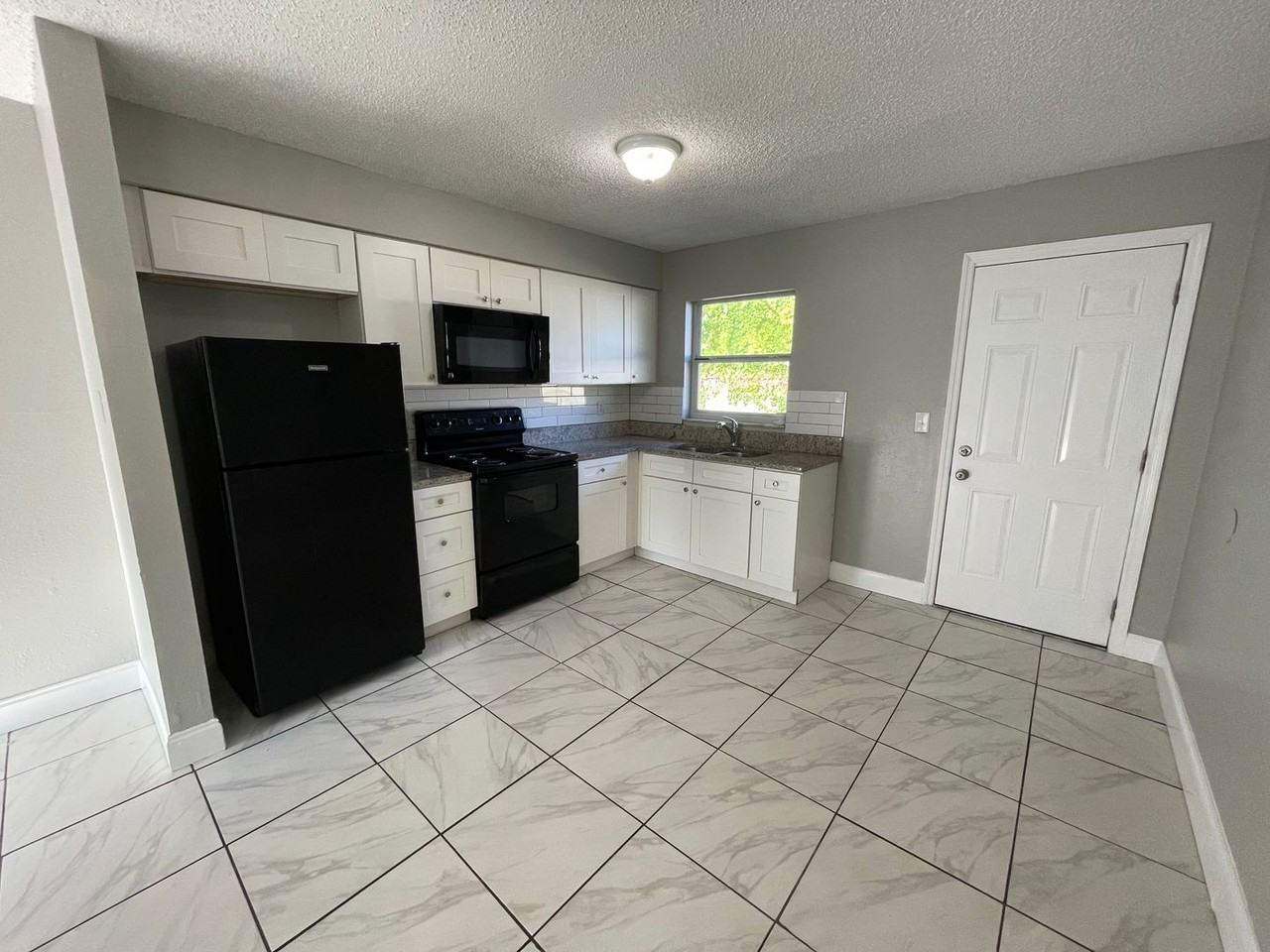 1013/1015 Beecher St - Photo 3 of 6