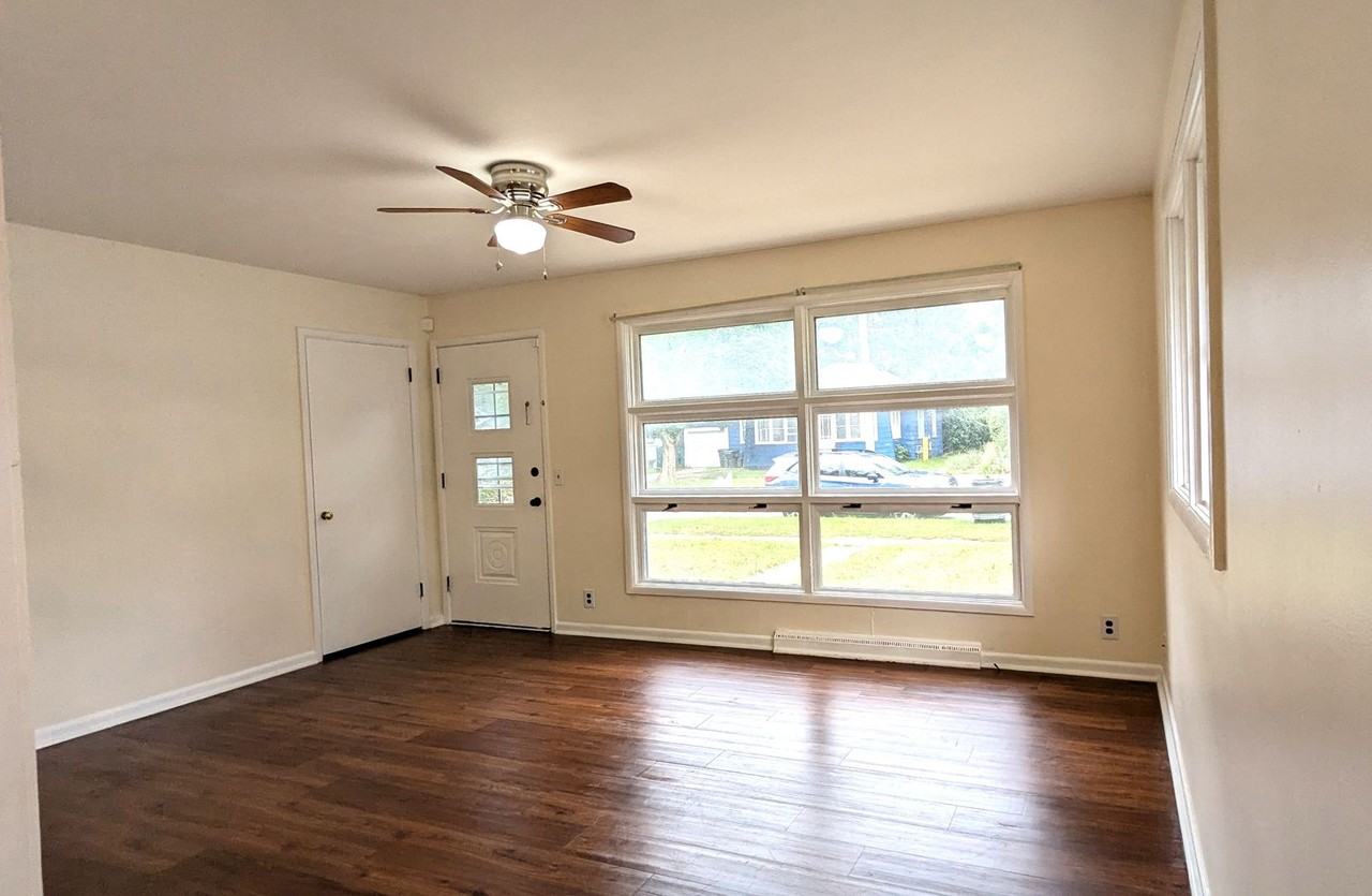1489 Kingsley St - Photo 2 of 7