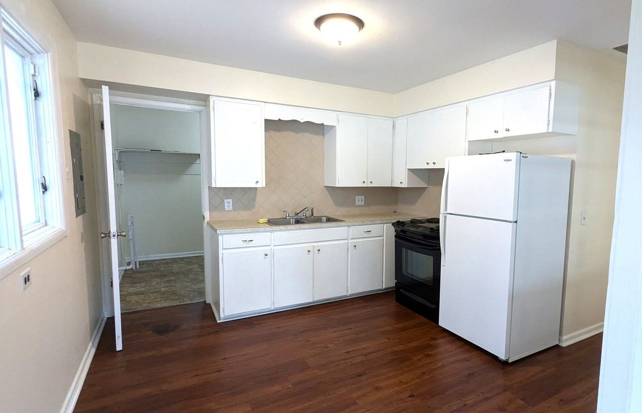 1489 Kingsley St - Photo 3 of 7
