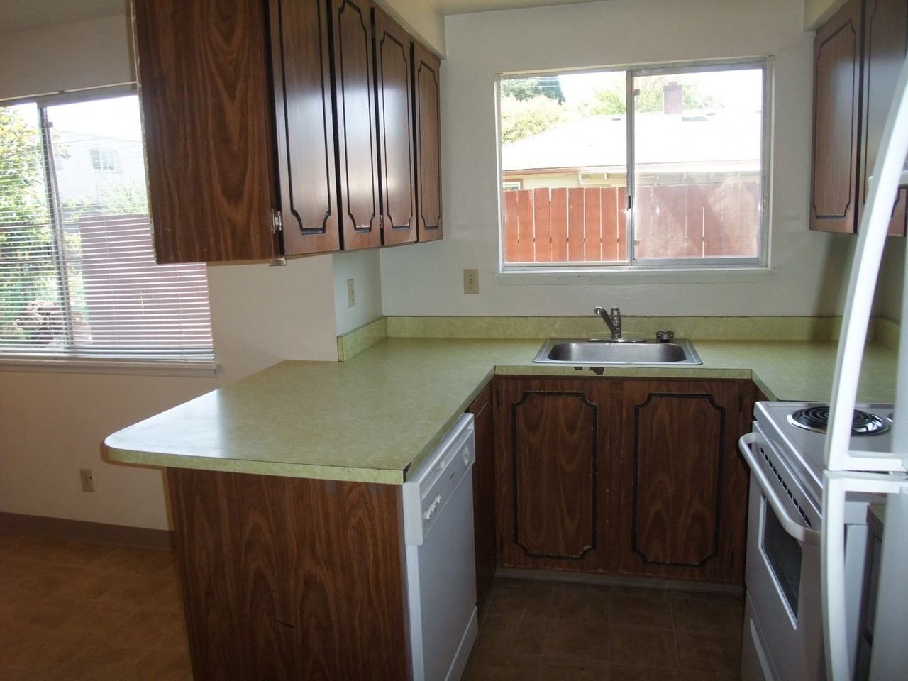 1954 Nw Hayes Ave - Photo 3 of 11