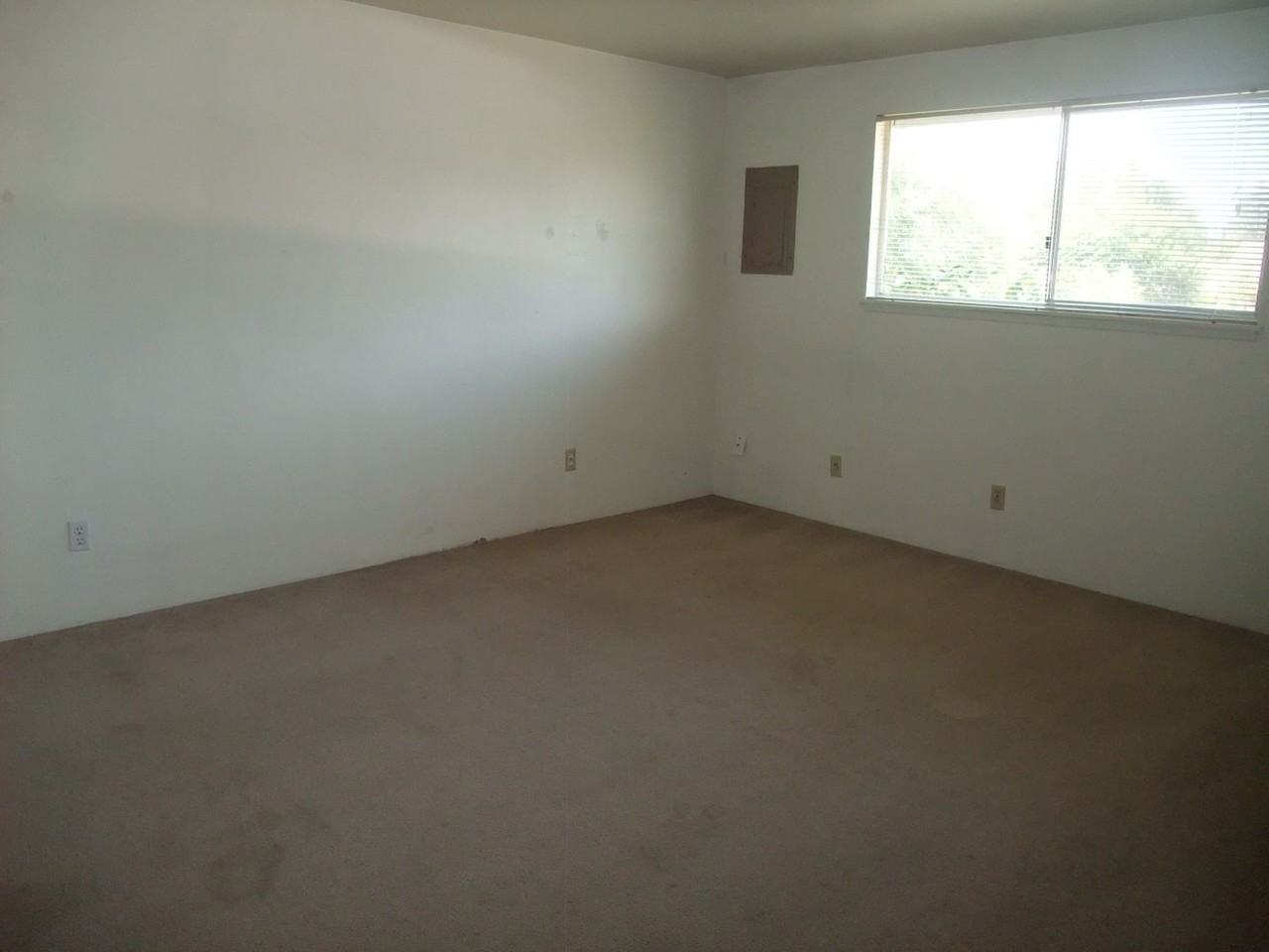 1954 Nw Hayes Ave - Photo 4 of 11