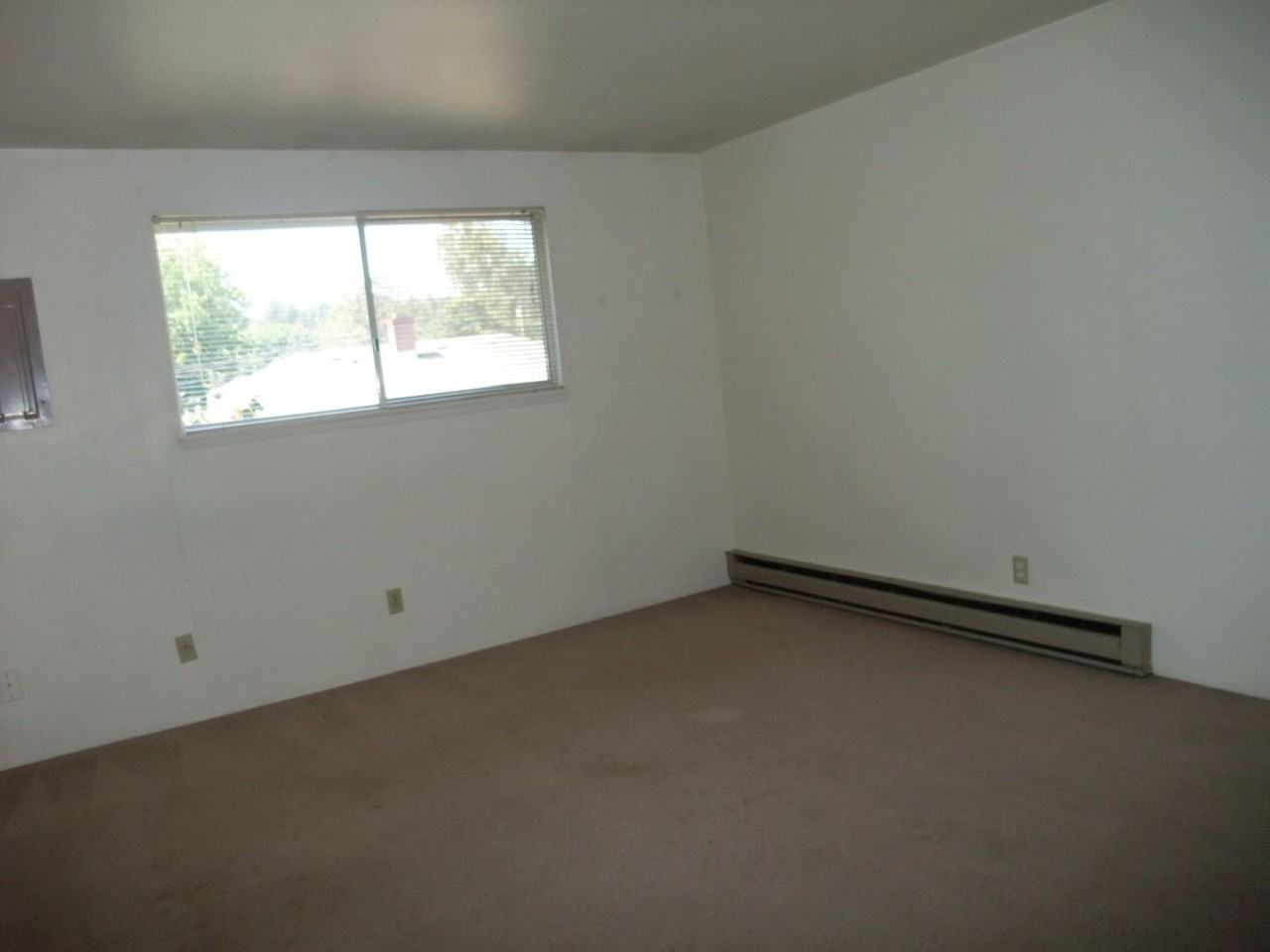 1954 Nw Hayes Ave - Photo 6 of 11