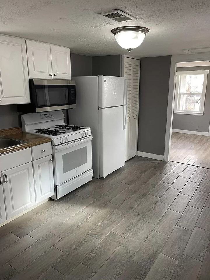 389 S Newton St - Photo 2 of 10