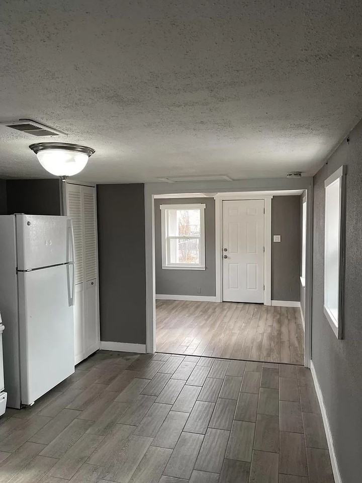 389 S Newton St - Photo 3 of 10