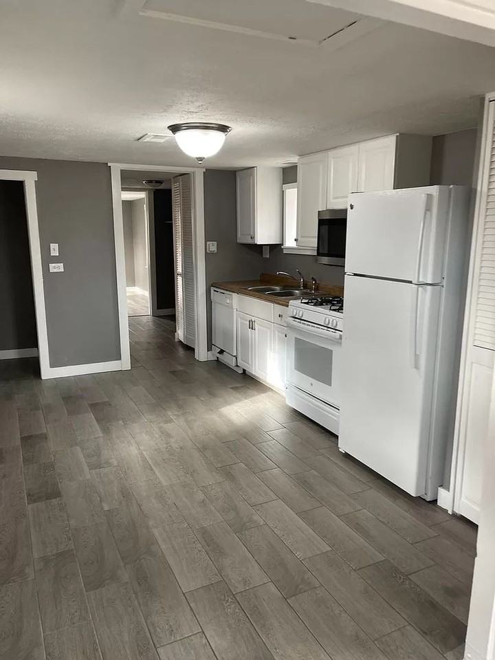 389 S Newton St - Photo 4 of 10
