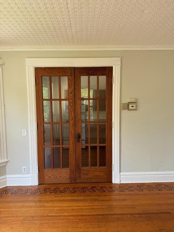 1075 Genesee St - Photo 3 of 8