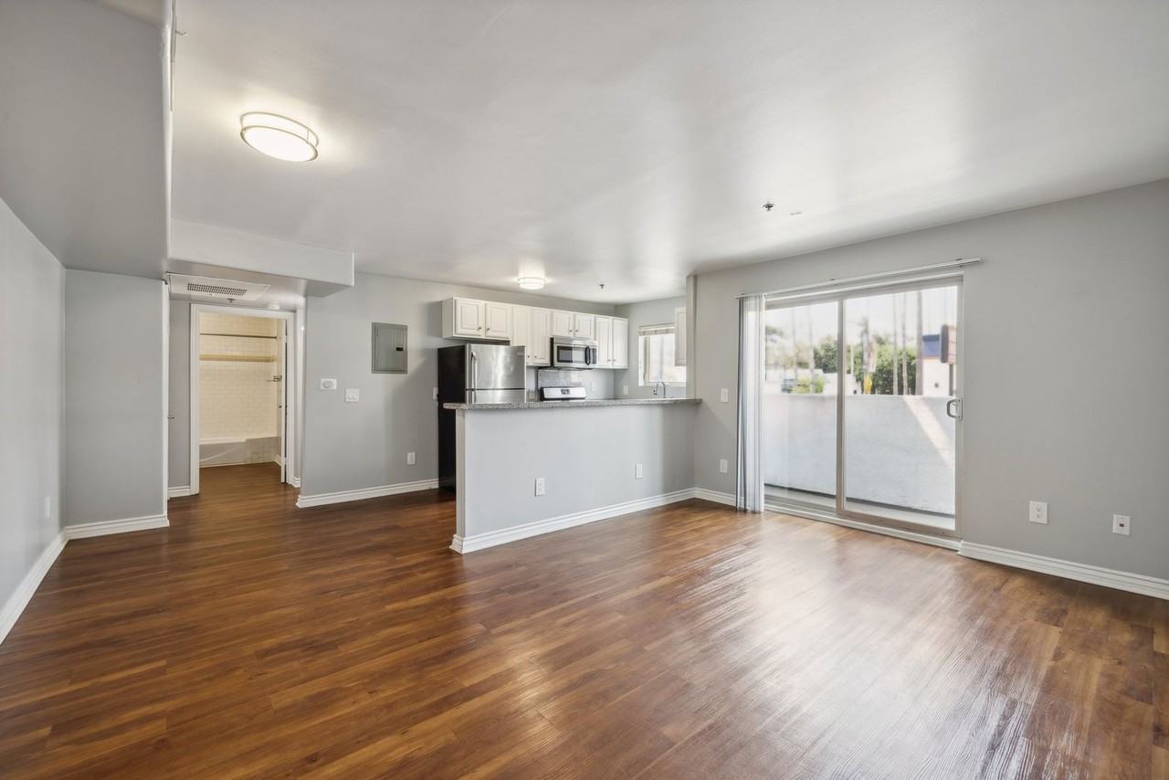 5724 Hollywood Blvd. - Photo 2 of 15