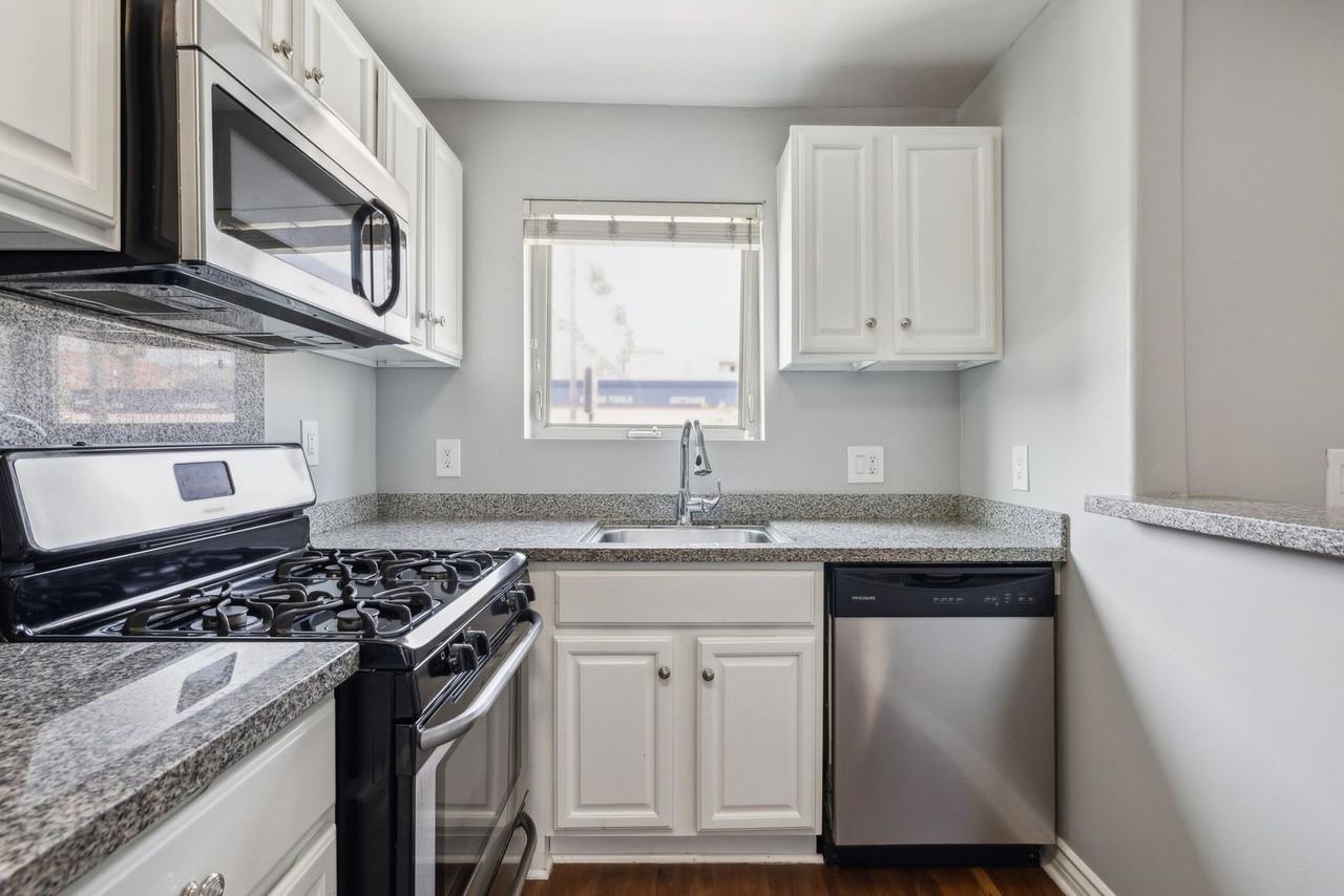 5724 Hollywood Blvd. - Photo 4 of 15