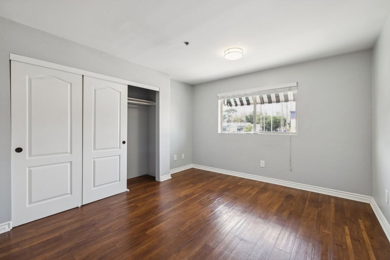 5724 Hollywood Blvd. - Photo 5 of 15