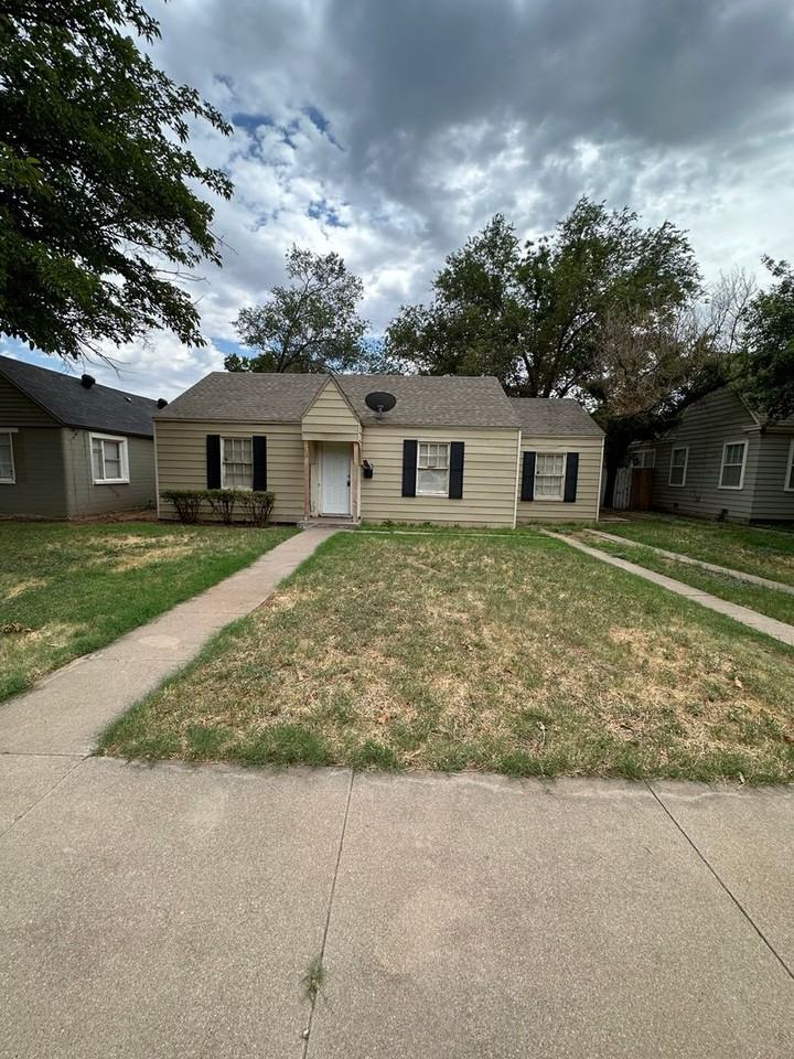 2405 22nd St - Photo 2 of 10