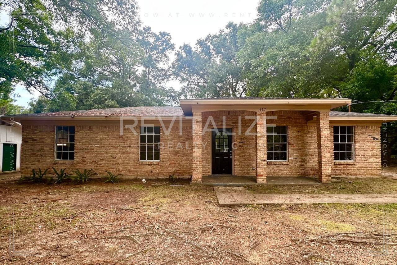 1127 Baylor Dr - Photo 2 of 13