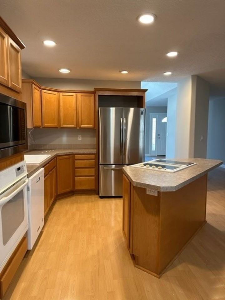 4496 Samantha Ave Ne - Photo 3 of 19