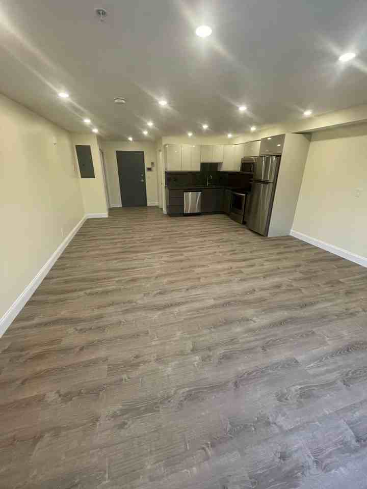 1046 Commonwealth Ave - Photo 4 of 5