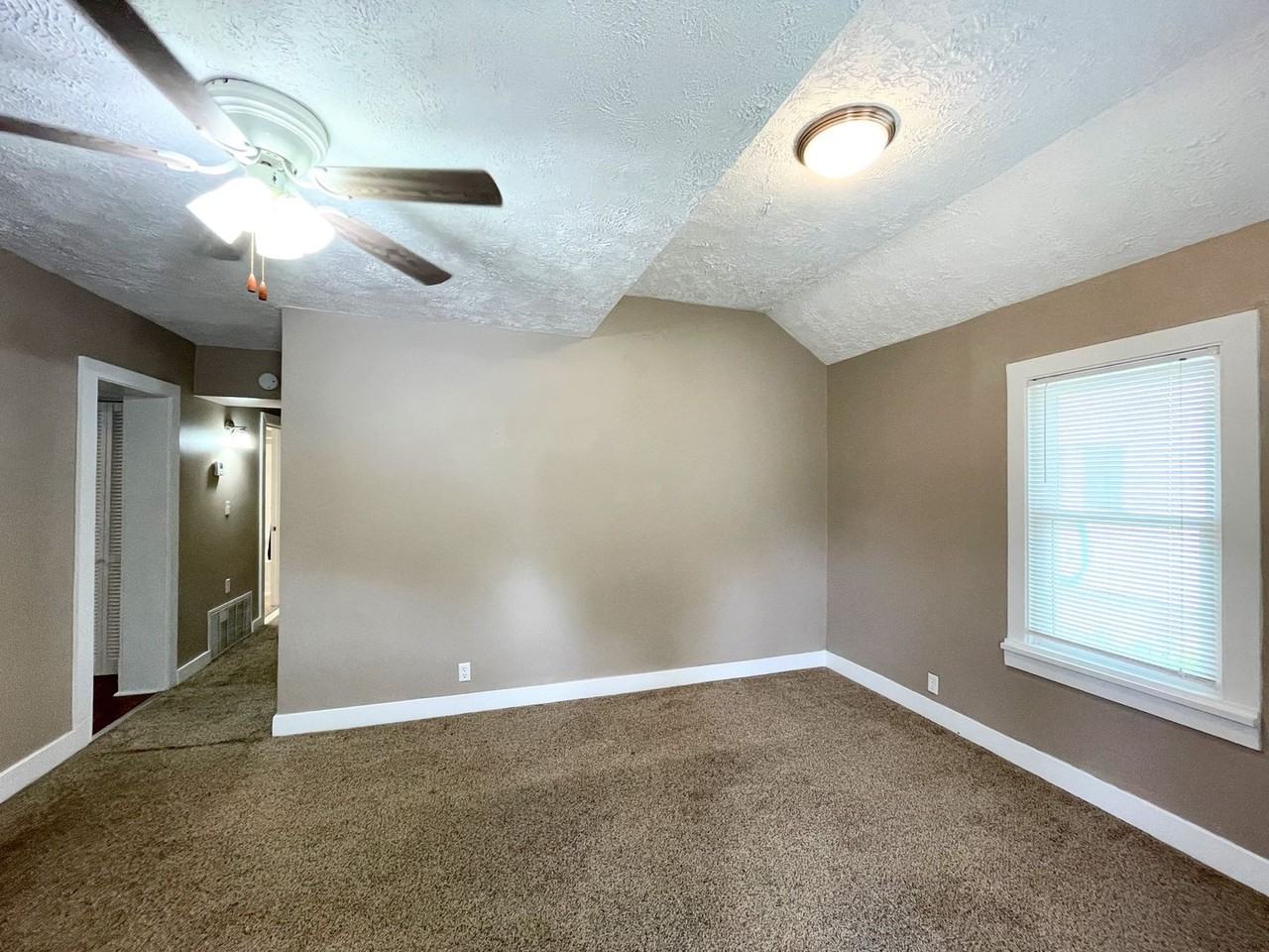 1002 N Grimes St - Photo 4 of 35