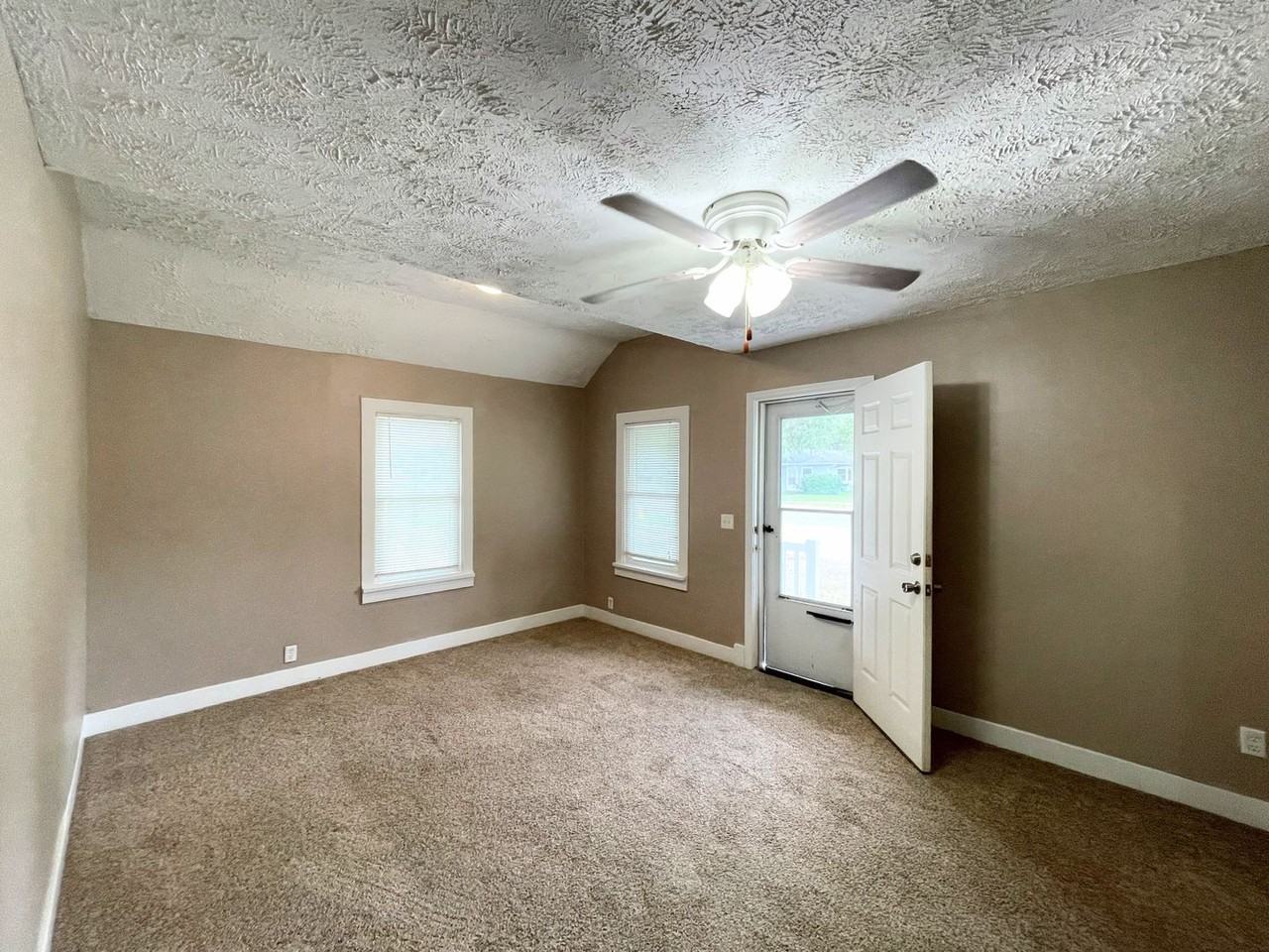 1002 N Grimes St - Photo 5 of 35