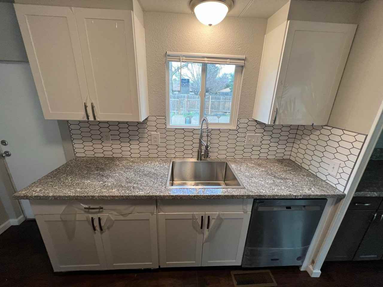 2038 Laburnum Ave - Photo 4 of 31