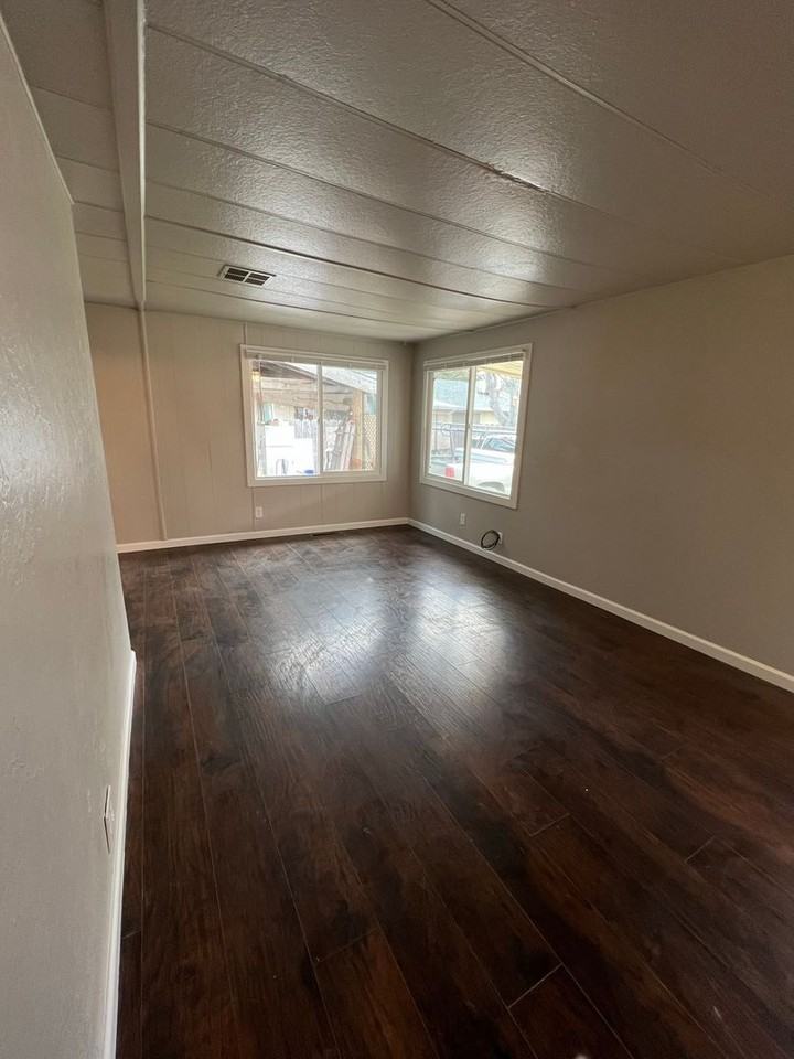 2038 Laburnum Ave - Photo 5 of 31