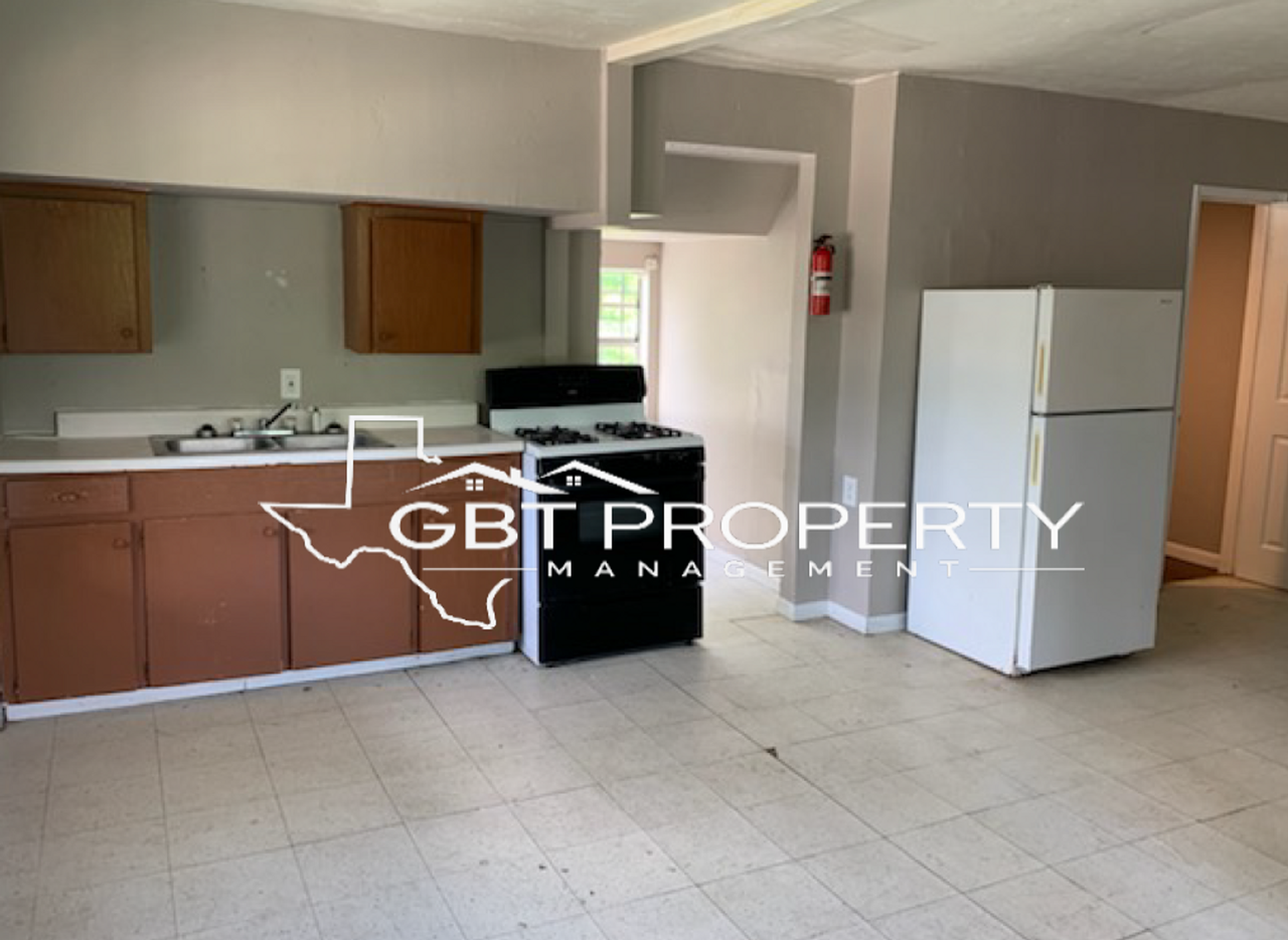 SYPGLTXA- 516 Ave B - Photo 2 of 2