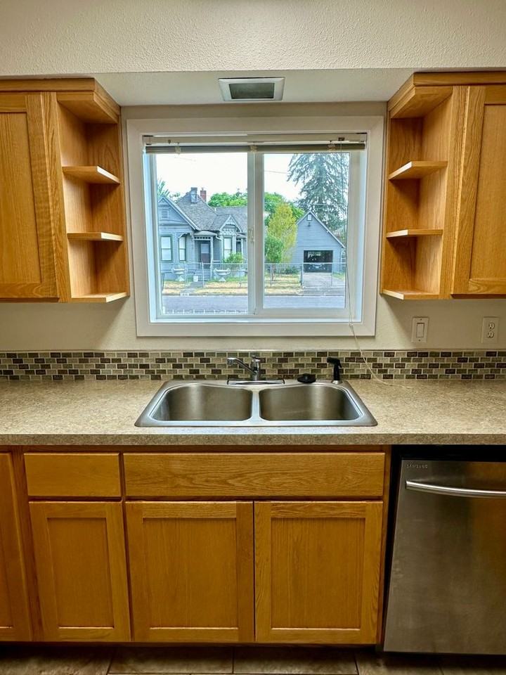 1615 1st Ave Se - Photo 2 of 16