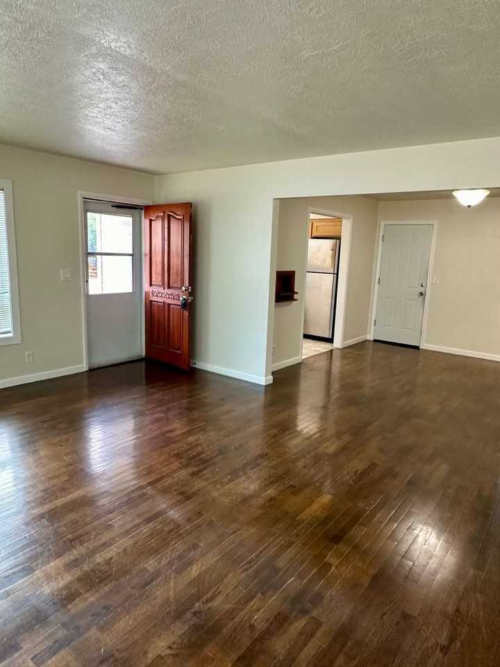 1615 1st Ave Se - Photo 4 of 16
