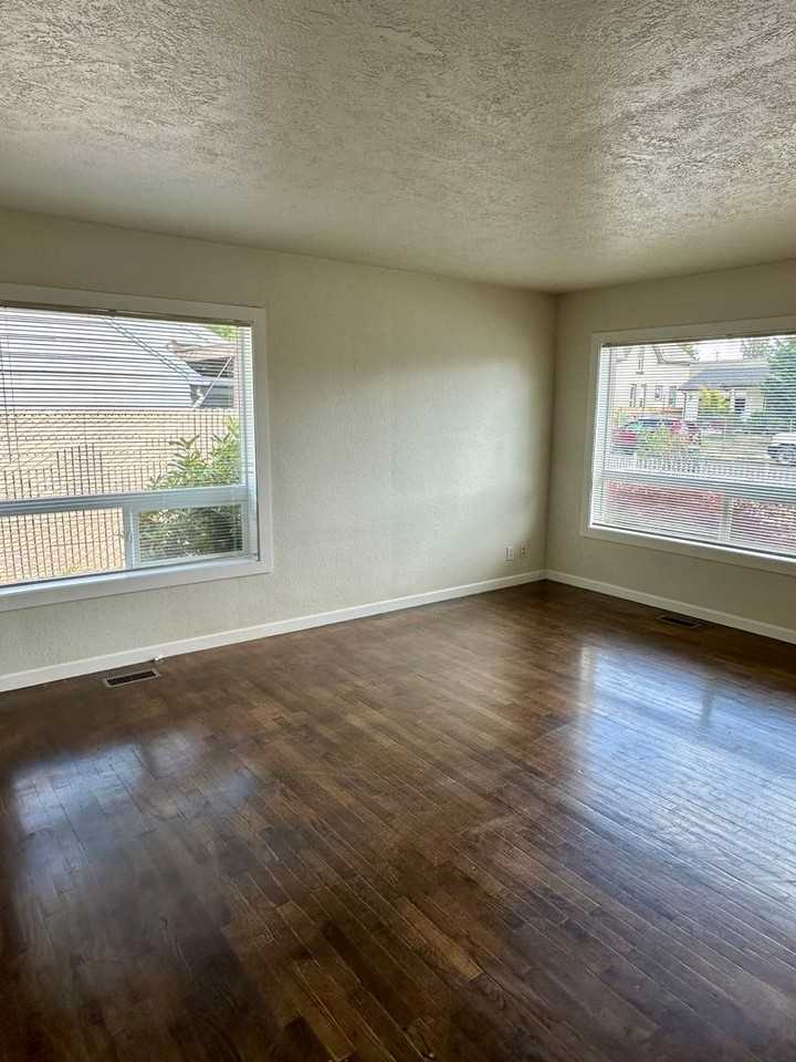1615 1st Ave Se - Photo 5 of 16