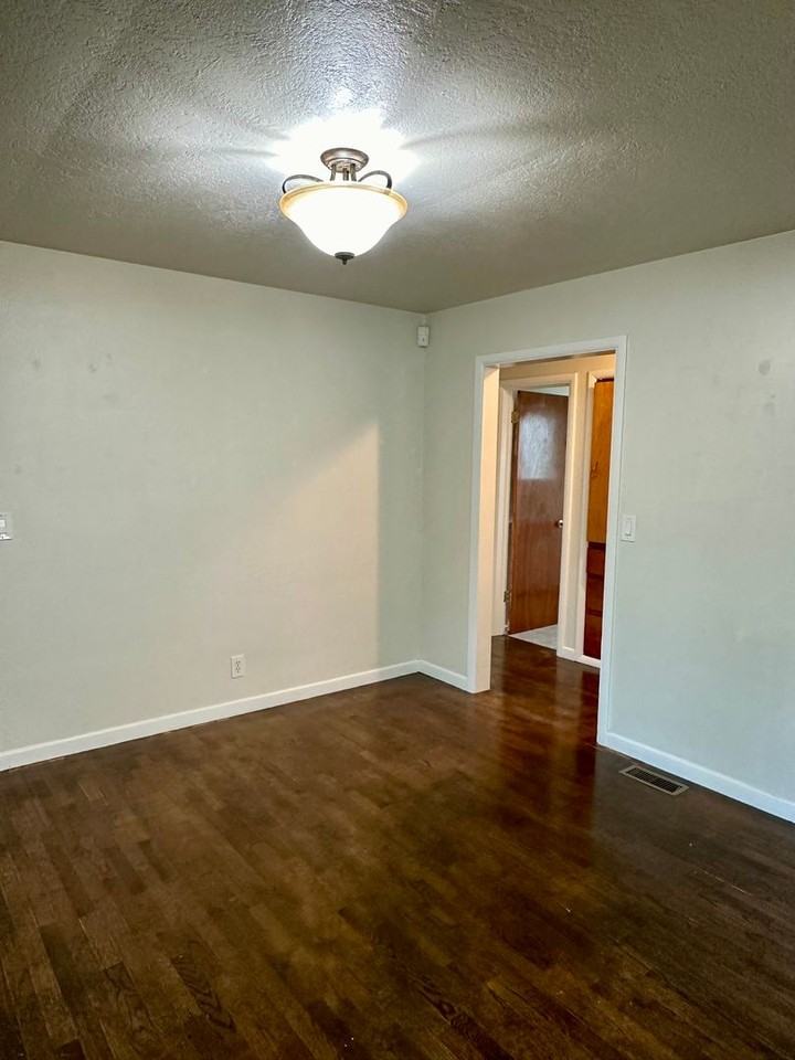 1615 1st Ave Se - Photo 6 of 16