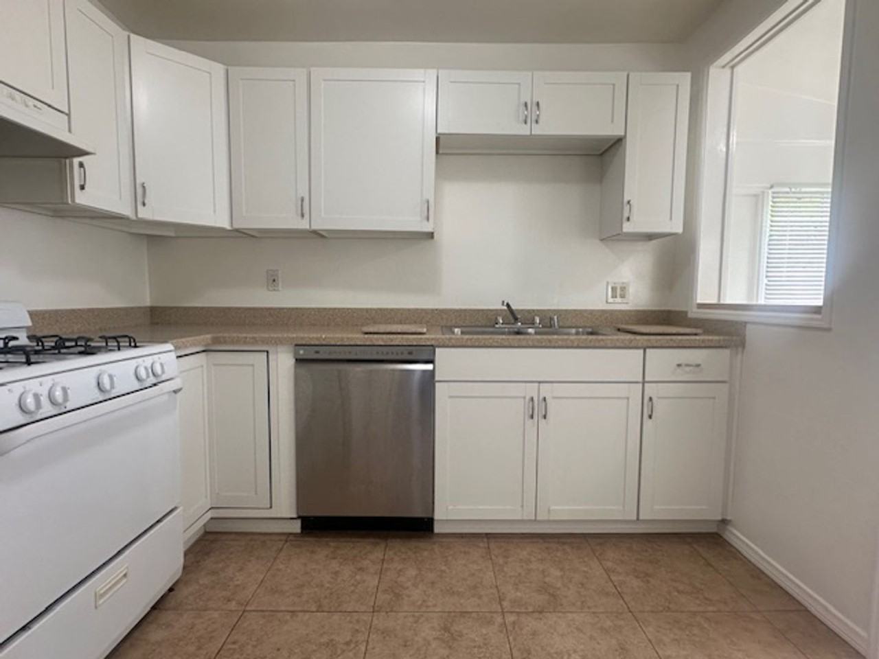 844 Sapphire St - Photo 2 of 7