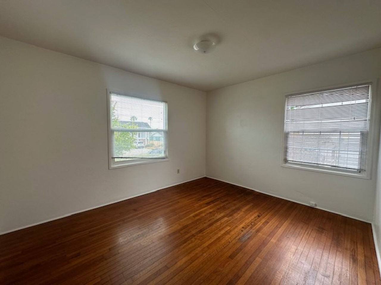 844 Sapphire St - Photo 3 of 7