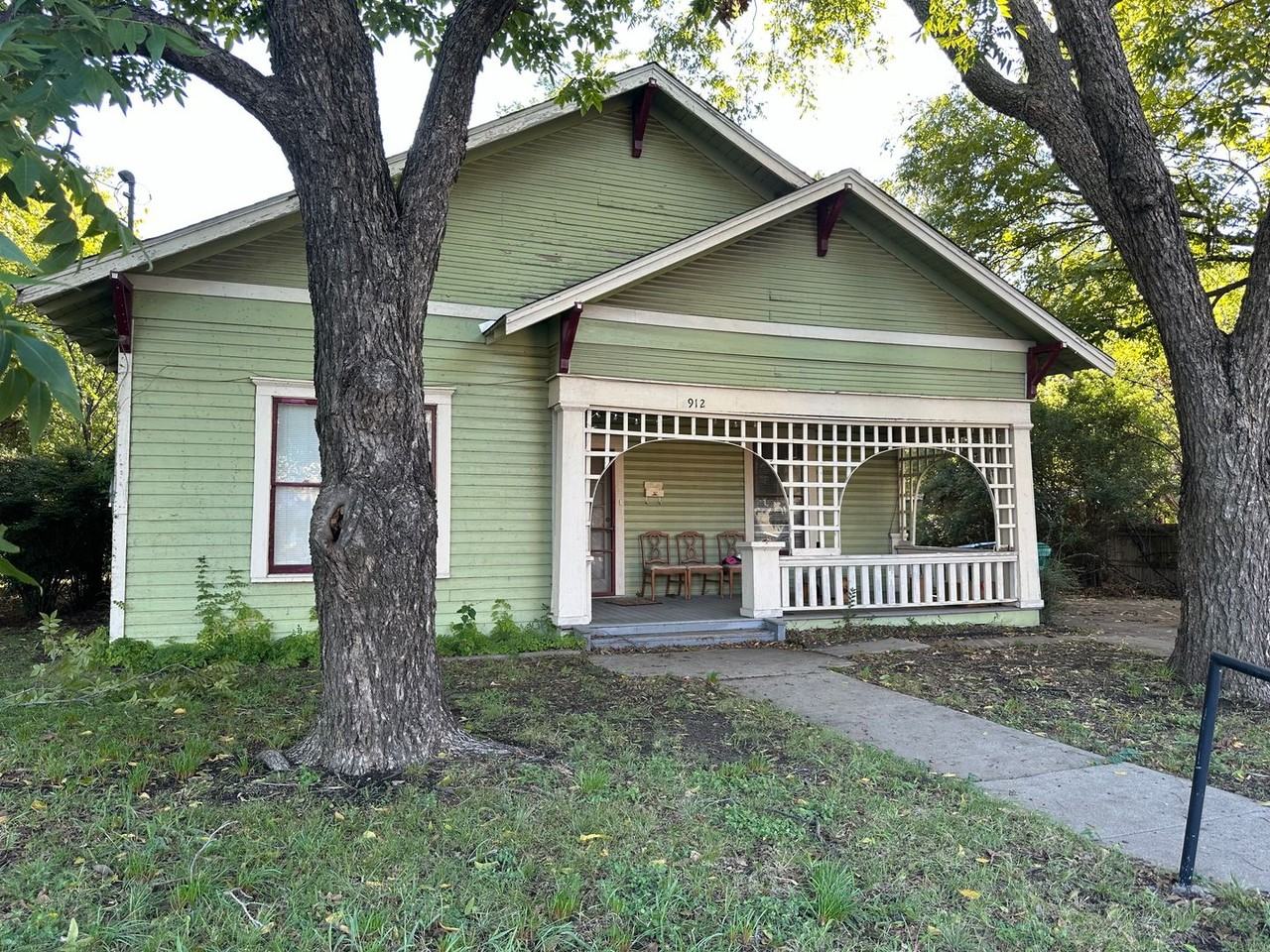 912 N Elm St - Photo 2 of 18