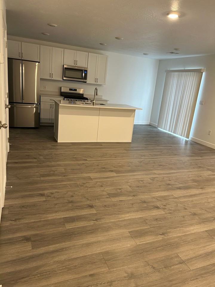 382 W 2025 N - Photo 6 of 14