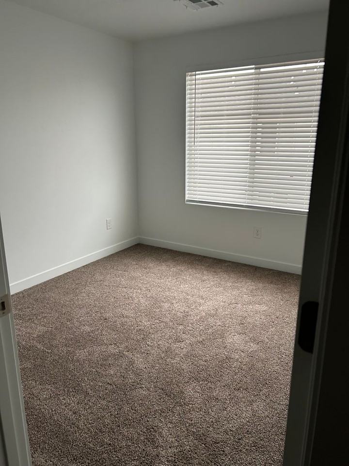 382 W 2025 N - Photo 7 of 14