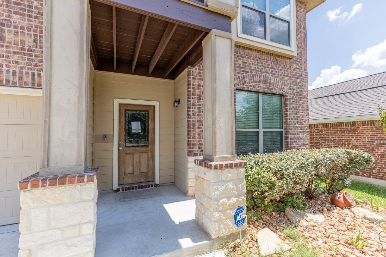 8927 Richmond Park - Photo 2 of 47