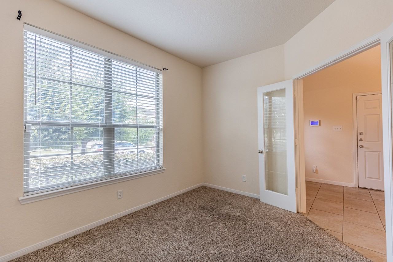 8927 Richmond Park - Photo 5 of 47