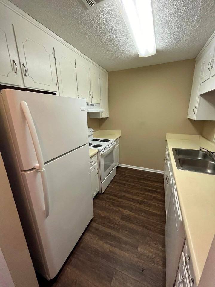 121 Candlebrook Dr - Photo 2 of 10