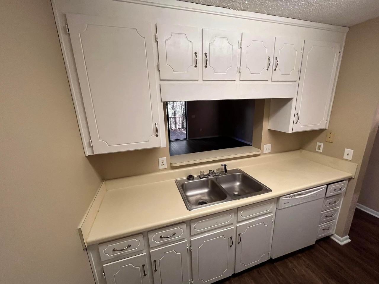 121 Candlebrook Dr - Photo 3 of 10