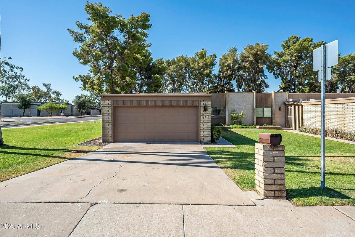 617 W 10th St - Photo 2 of 25