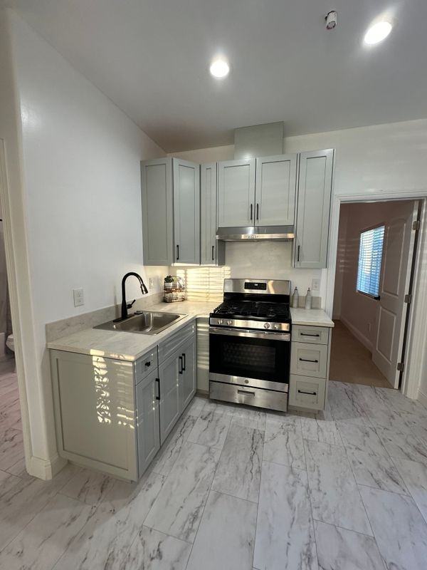 214 Hampton Dr - Photo 3 of 9