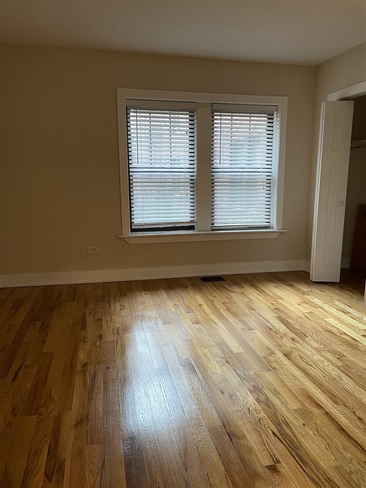 W Oak St #1135W3 - Photo 3 of 8