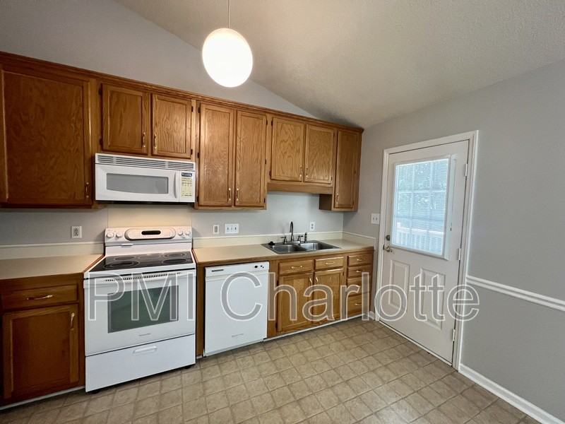 10504 Grassy Plain Ct - Photo 7 of 23