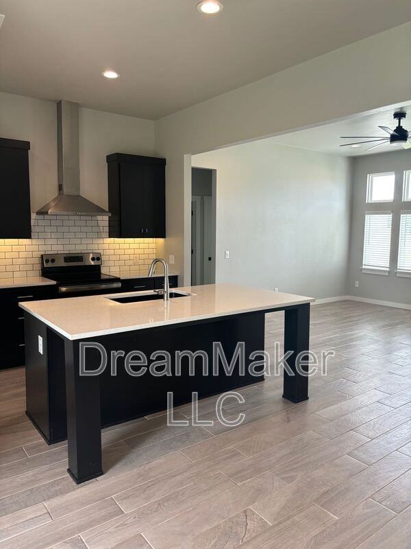 916 Flowers Dr - Photo 3 of 18