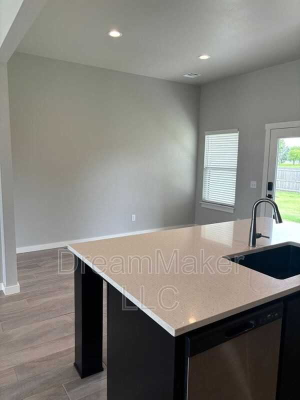 916 Flowers Dr - Photo 4 of 18