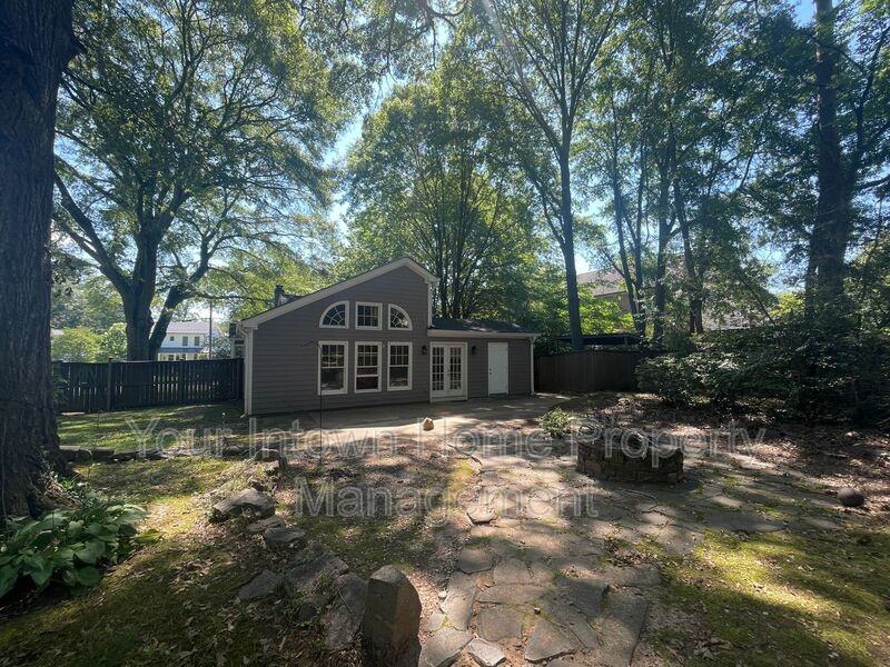 912 Sycamore Dr - Photo 2 of 32