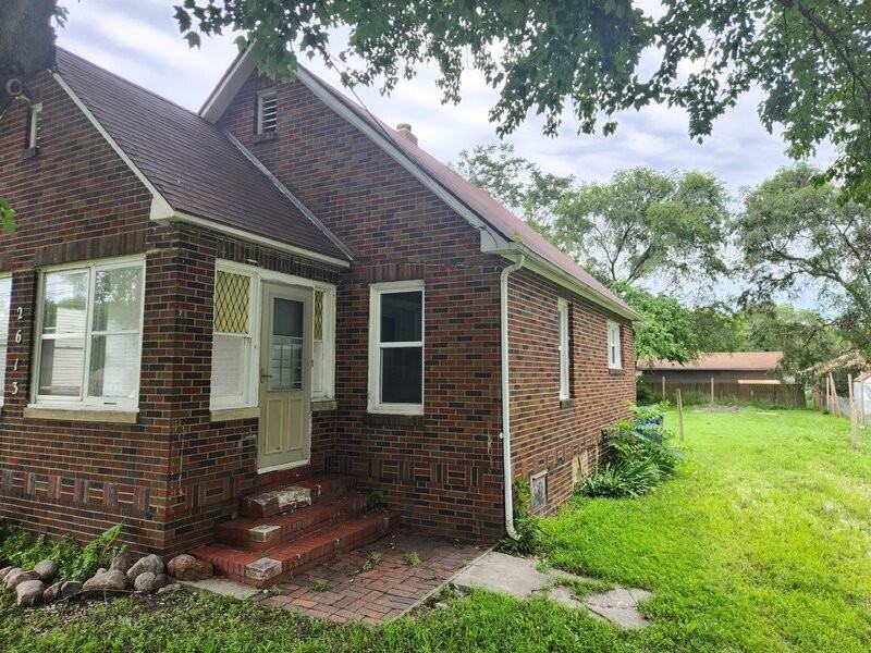 2613 E Elm St - Photo 2 of 15