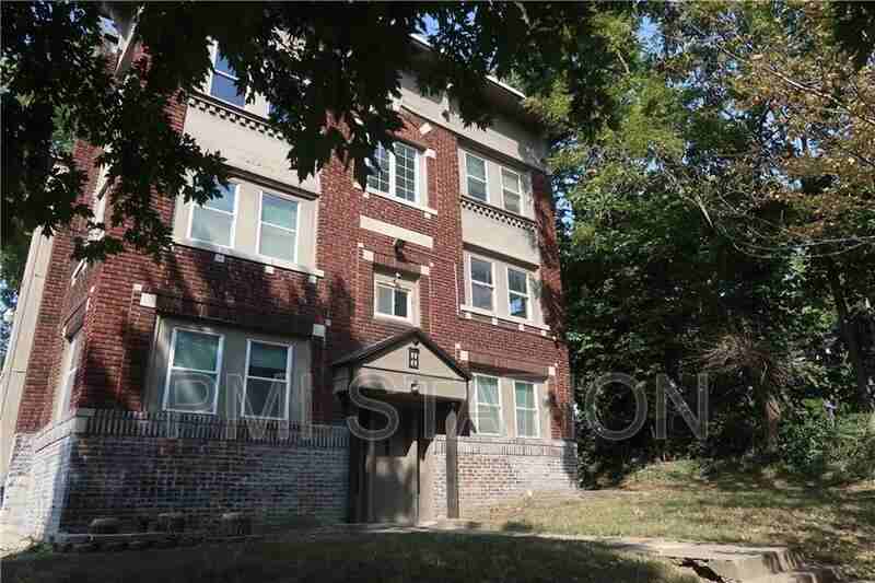 100 N Mersington Ave - Photo 2 of 4